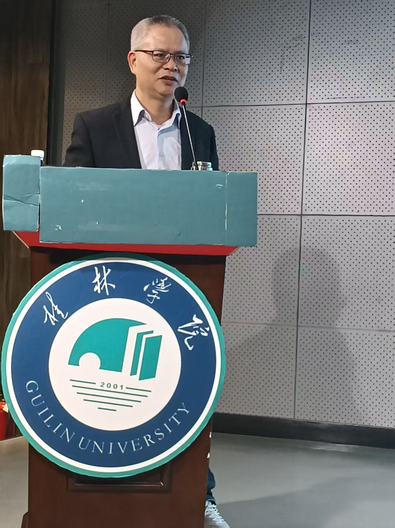 图书馆成功举办“汤显祖与莎士比亚”文学比较研究专题讲座